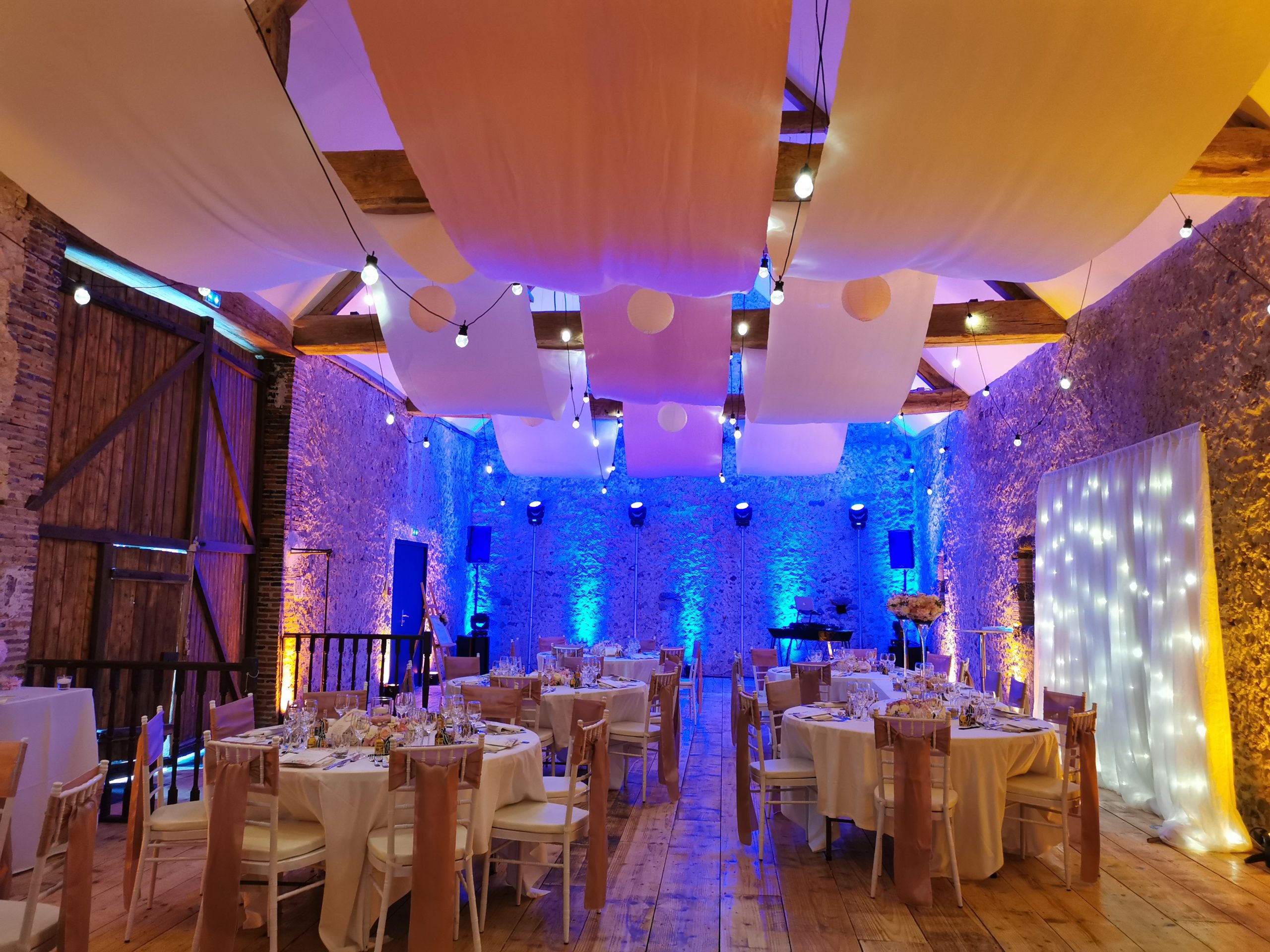 salle de réception la grange illuminé et décoré par DJ animateur mariage Mylo Events à Orléans avec des tables rondes