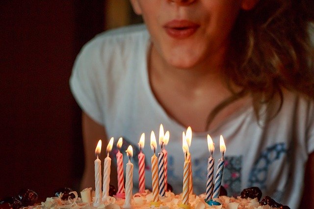 Une personne soufflant ses bougies d'anniversaire