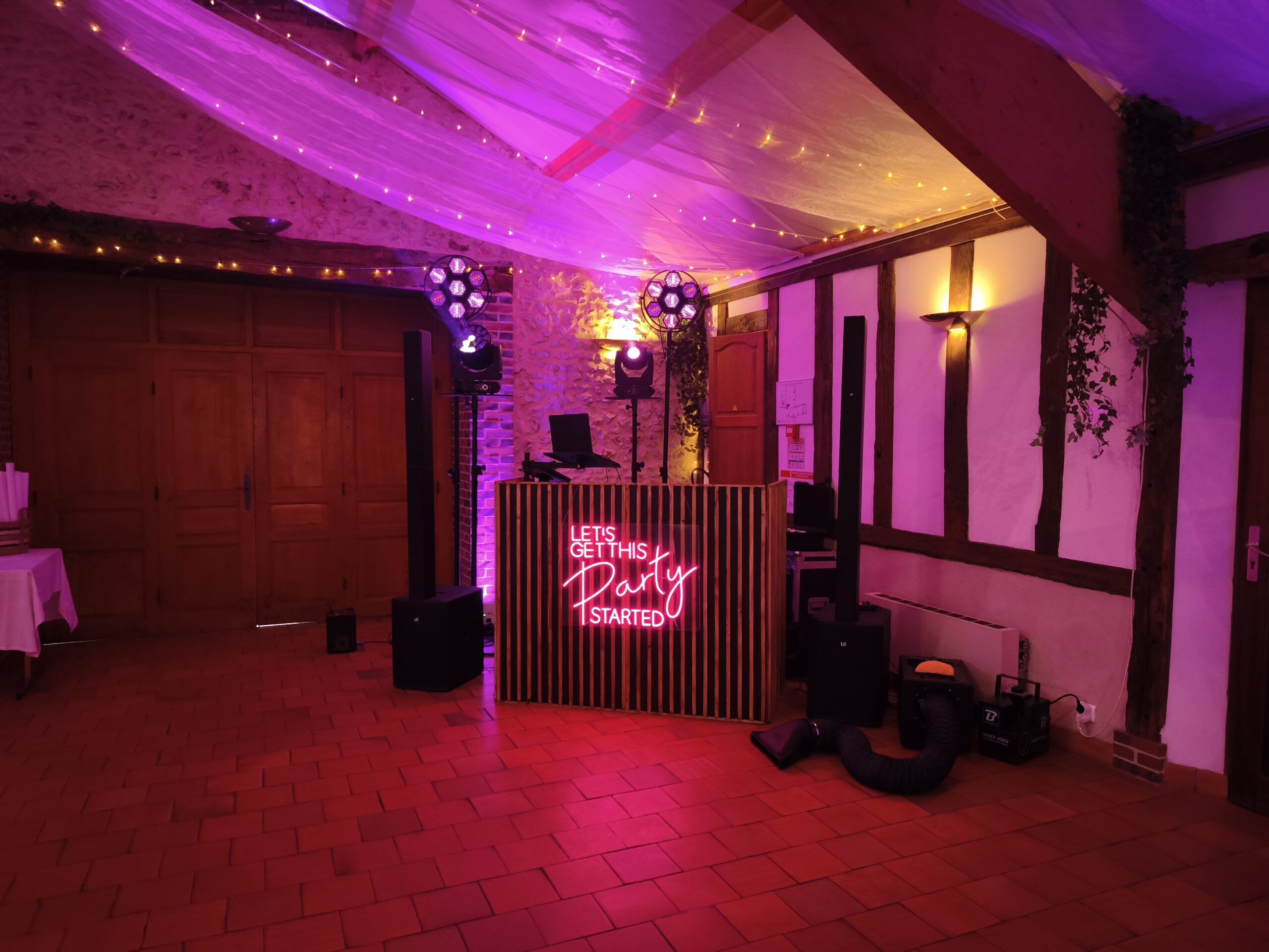 booth Une cabine de DJ installée pour une fête