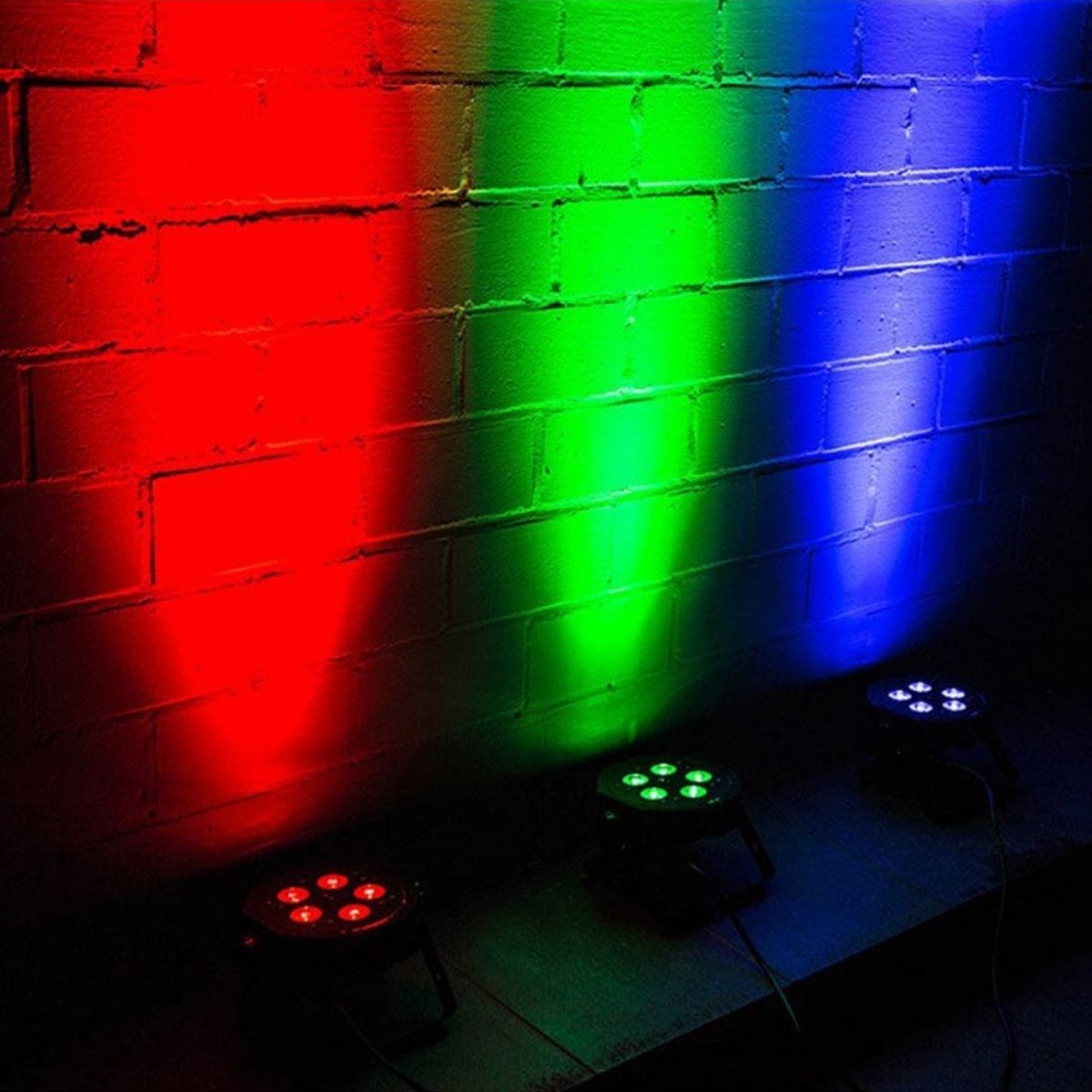 Rendu de 3 projecteurs LED Mega TriPar Profile Plus ADJ contre un mur