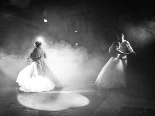 Danse sous le projecteur, en noir et blanc – photo Magali Selvi