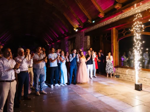 Fontaine d'étincelles froides devant les invités – photo Magali Selvi
