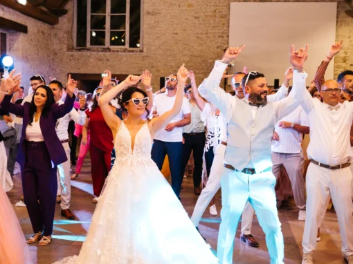Les invités dansent bras levés autour de la mariée – photo Magali Selvi