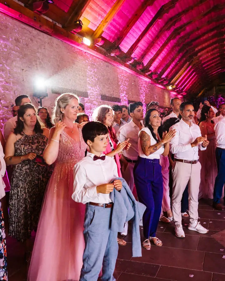 Invités sous la voûte éclairée en rose – photo Magali Selvi