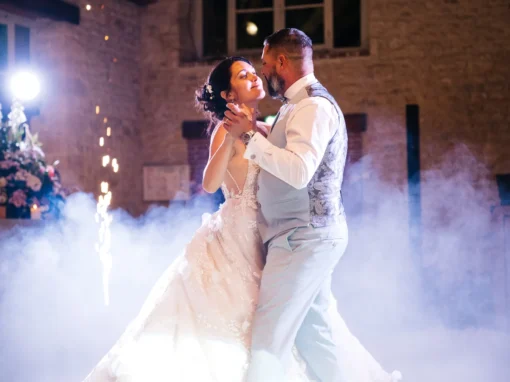 Un baiser pendant la première danse dans la fumée – photo Magali Selvi