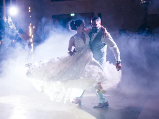 Première danse en couleur dans la fumée lourde – photo Magali Selvi