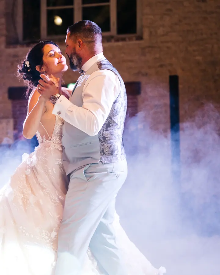Première danse des mariés dans la fumée lourde – photo Magali Selvi
