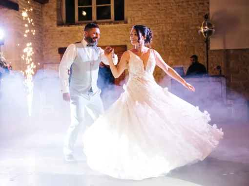 Les mariés tournent sur la piste, fumée et étincelles – photo Magali Selvi